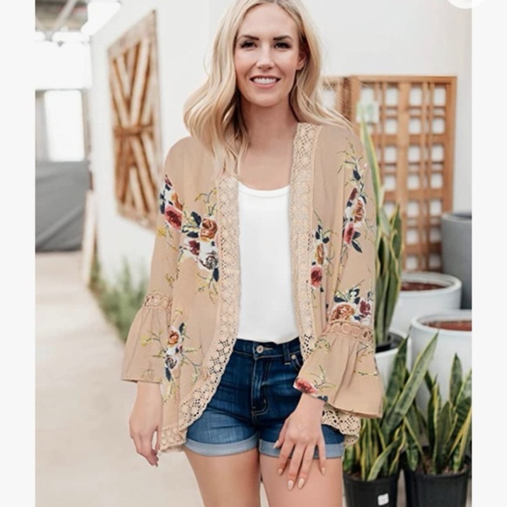 💜 2/$25 Beige Floral Kimono - Picture 3 of 6